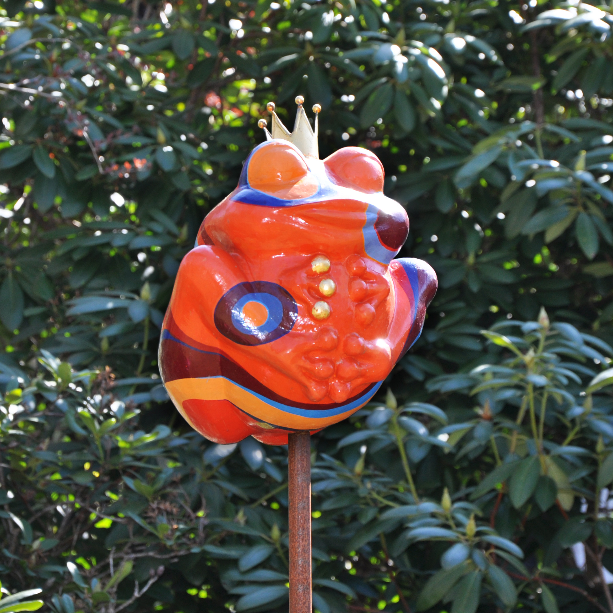 Weiser Frosch, orange im Garten by Florence Romberg | totomi.de